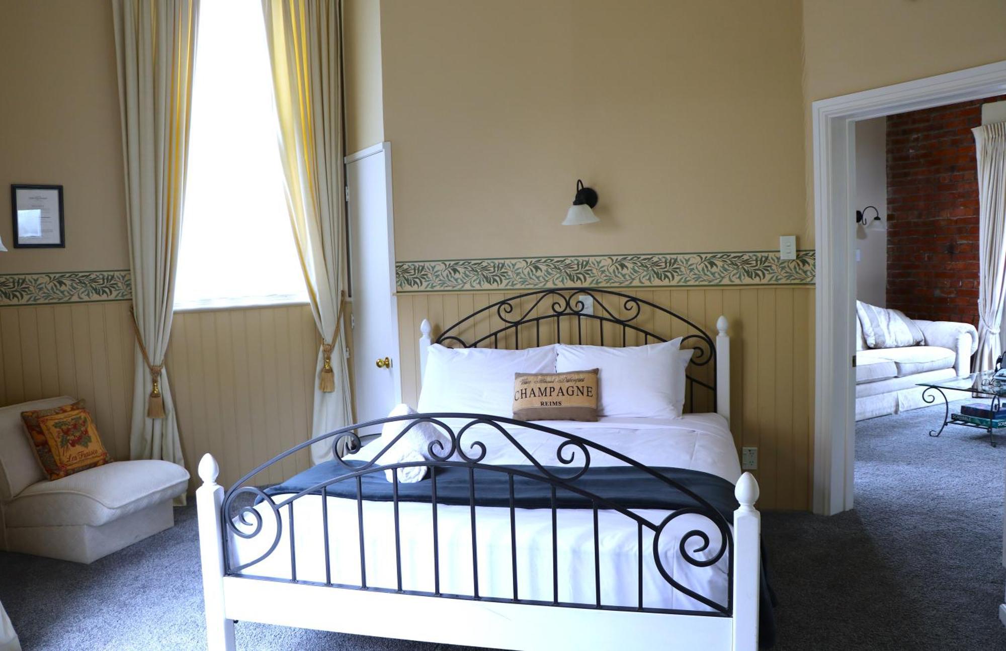 Historic Shipping Office - Akaroa Hotel Buitenkant foto